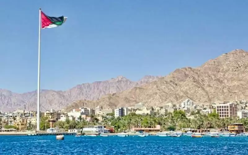 القوة البحرية الأردنية تنقذ سائحين في