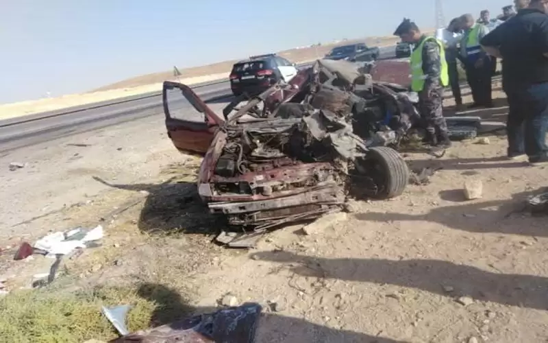 وفاة وإصابتان بحادث تصادم على طريق