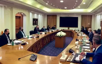 وزير الخارجية يبحث مع وفد أميركي