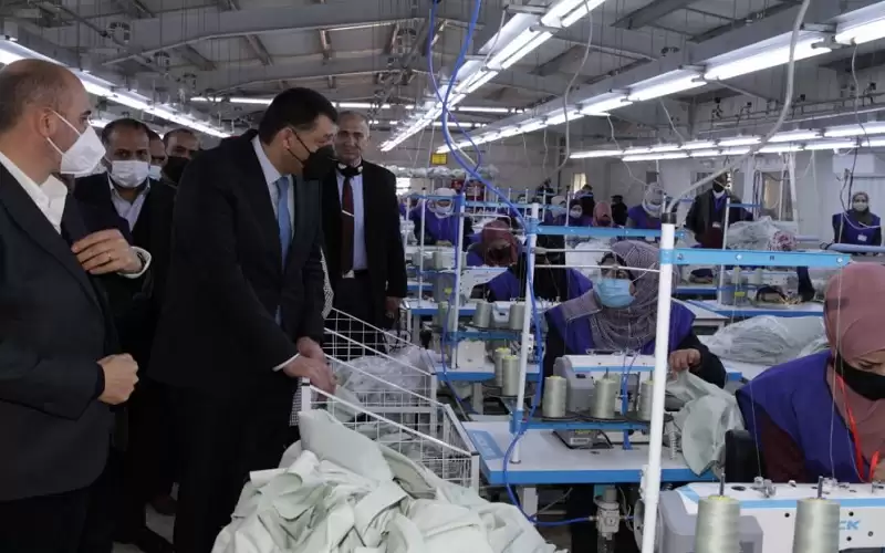 وزير العمل يفتتح مصنعا في الشوبك