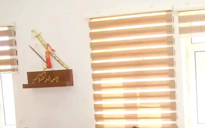 كلية طب بجامعة حكومية تتزين بالسيوف