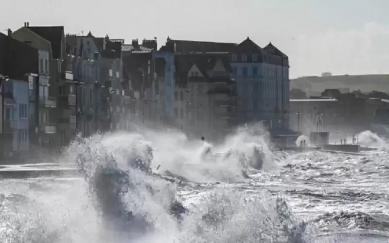 عاصفة شرسة تشل حركة أوروبا وتوقع