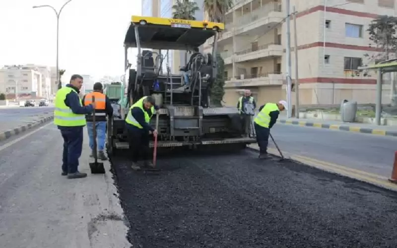 الأمانة تنفذ أعمال تعبيد وصيانة للشوارع