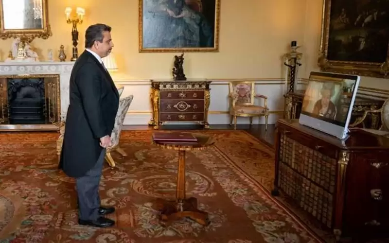 السفير الدباس يقدم أوراق اعتماده للملكة