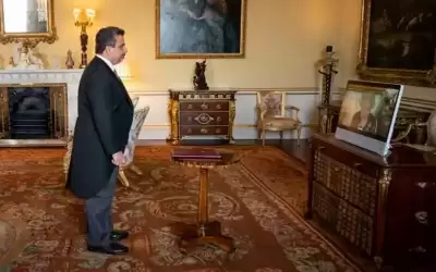 السفير الدباس يقدم أوراق اعتماده للملكة