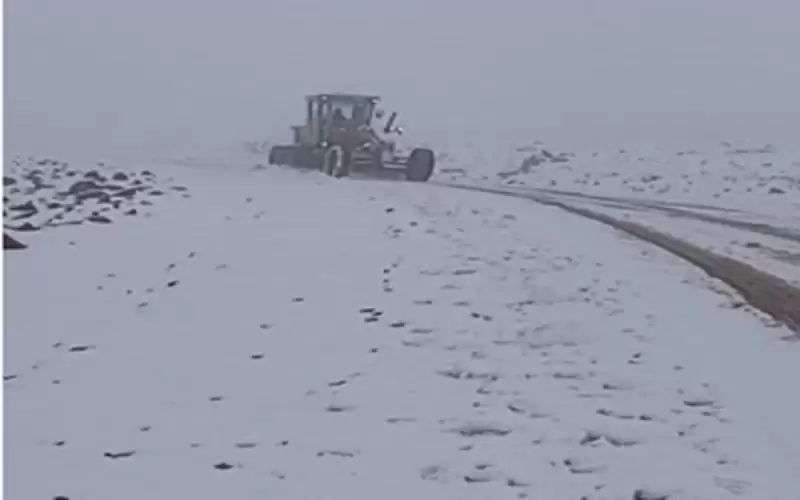 الأشغال تتعامل مع تراكمات خفيفة للثلوج