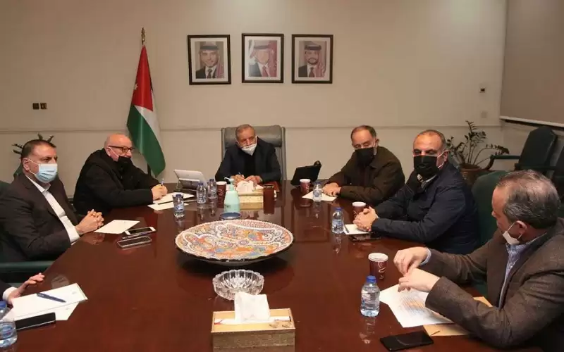 الحكومة توجه بترحيل مواطنين مقيمين في