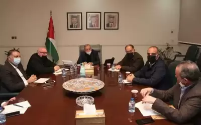 الحكومة توجه بترحيل مواطنين مقيمين في