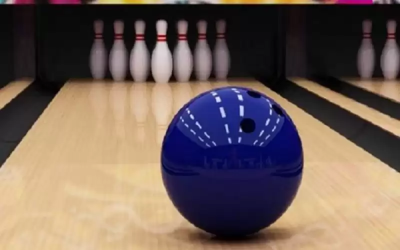 60 لاعبا ولاعبة يمارسون البولينج في