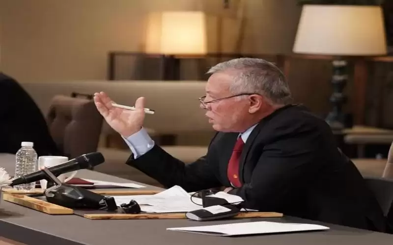 الملك يلتقي كتابا وصحفيين في قصر