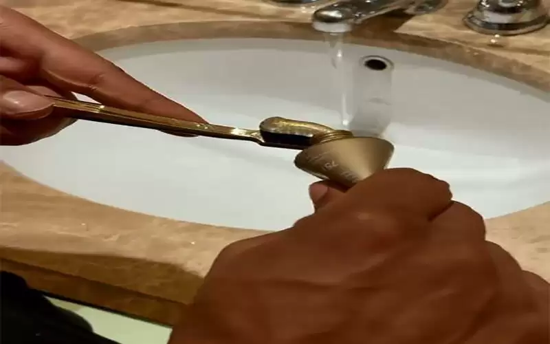 محمد رمضان يغسل أسنانه بمعجون من