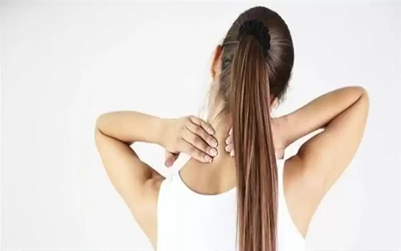 لماذا تترافق آلام الرقبة مع متاعب