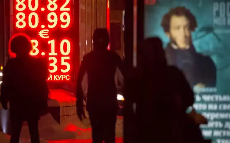 الروبل الروسي يهبط والأسهم تنهار بأكثر