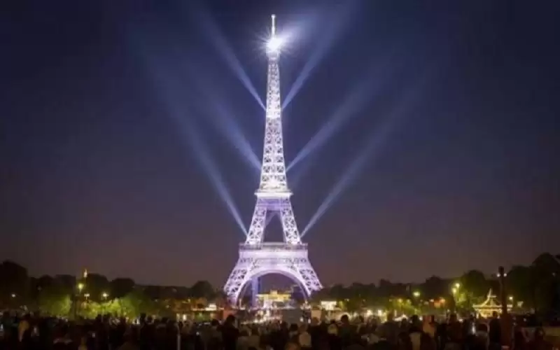 برج إيفل يضيء بعلم أوكرانيا لـ3