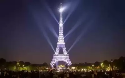 برج إيفل يضيء بعلم أوكرانيا لـ3