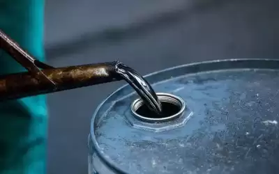 النفط يهبط بعد ارتفاعه بسبب الغزو