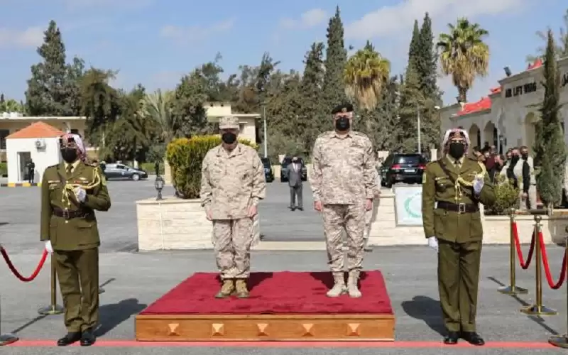 الحنيطي يبحث مع قائد القيادة المركزية