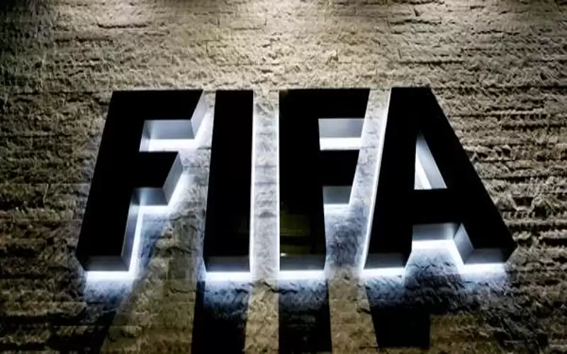 الفيفا يعلن رفع الحظر عن الملاعب