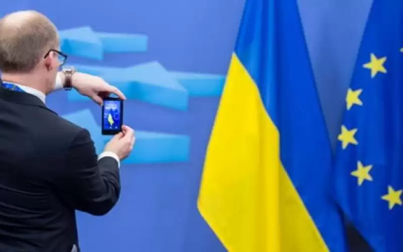 الاتحاد الأوروبي يرسل أسلحة ومعدات لأوكرانيا