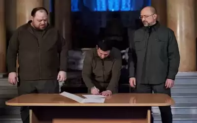 زيلينسكي يقول إنه وقع على طلب