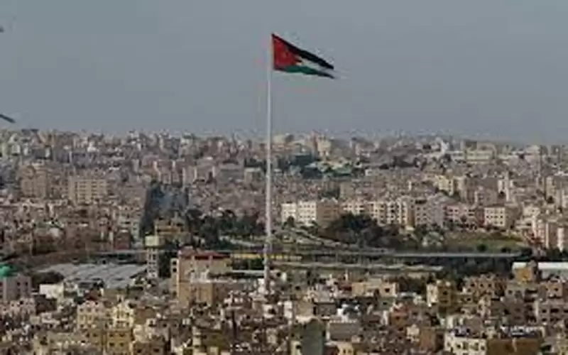 استثناء القناصل الفخريين من حظر العمل