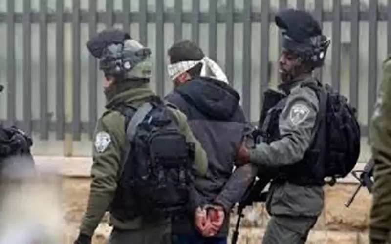 الكاتب في الزنزانة الكتاب في ساحة