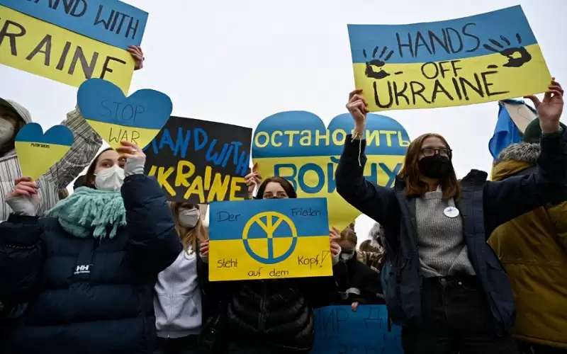 الوفد الأوكراني في طريقه لإجراء جولة