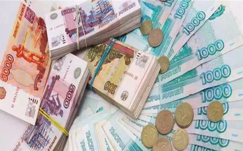 الروبل الروسي يهبط لمستويات قياسية