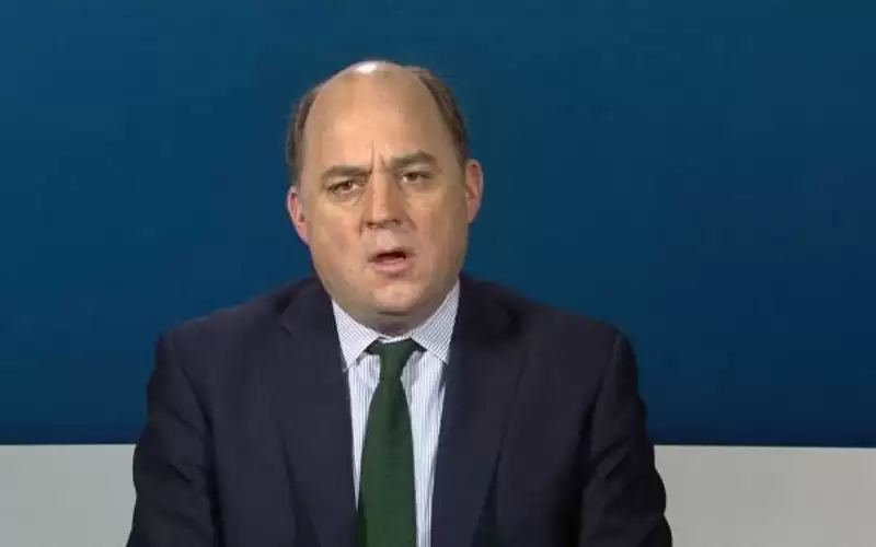 وزير الدفاع البريطاني: بوتن يلعب بالنار