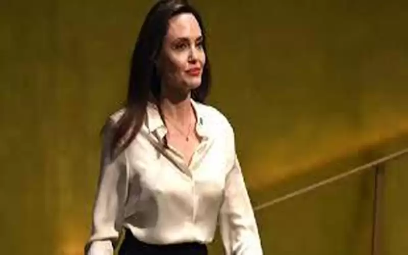 مشاهير العالم ينتفضون للتبرع للأوكرانيين واتهامات