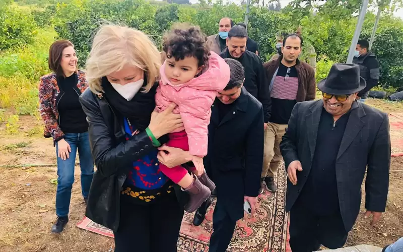 النجار تستقبل طفلة بالأحضان خلال زيارة