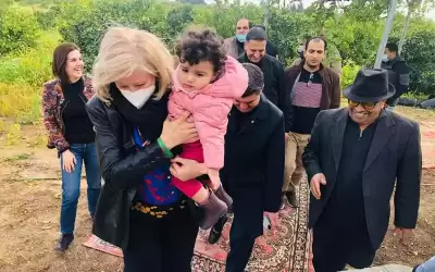 النجار تستقبل طفلة بالأحضان خلال زيارة