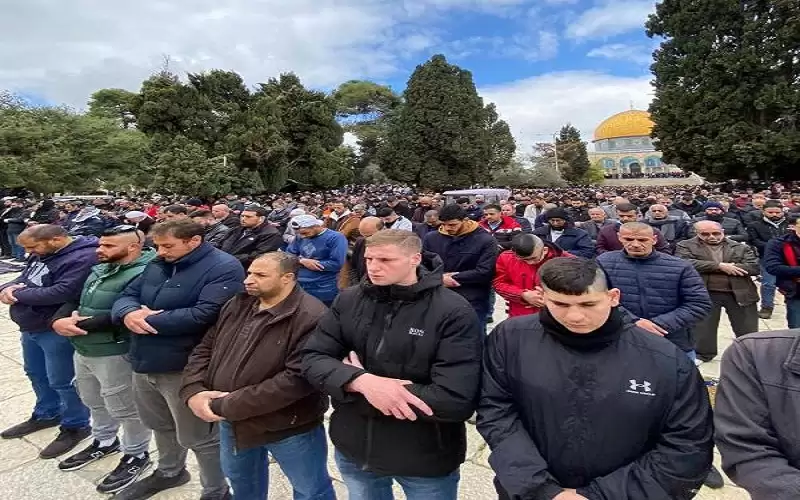 50 ألفا يؤدون صلاة الجمعة في