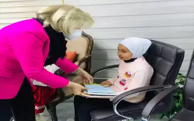 النجار تهدي أطفالا من جمعية وادي