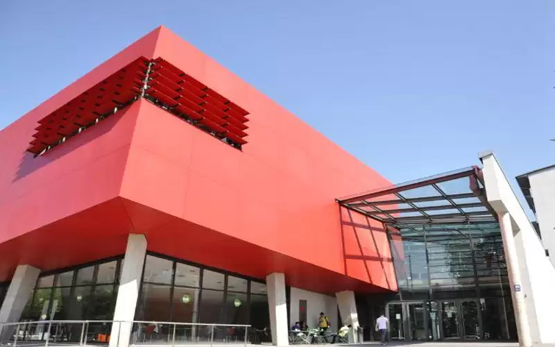 جامعة ألمانية تعتذر من طالبتين ألزمتهما