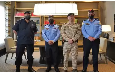 ولي العهد يكرم ضابطين تعاملا مع