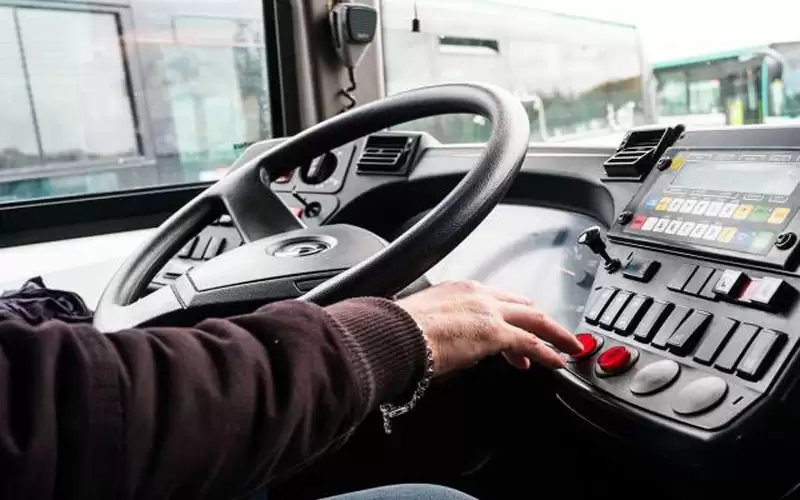 مصر .. طفل يتسلل إلى حافلة