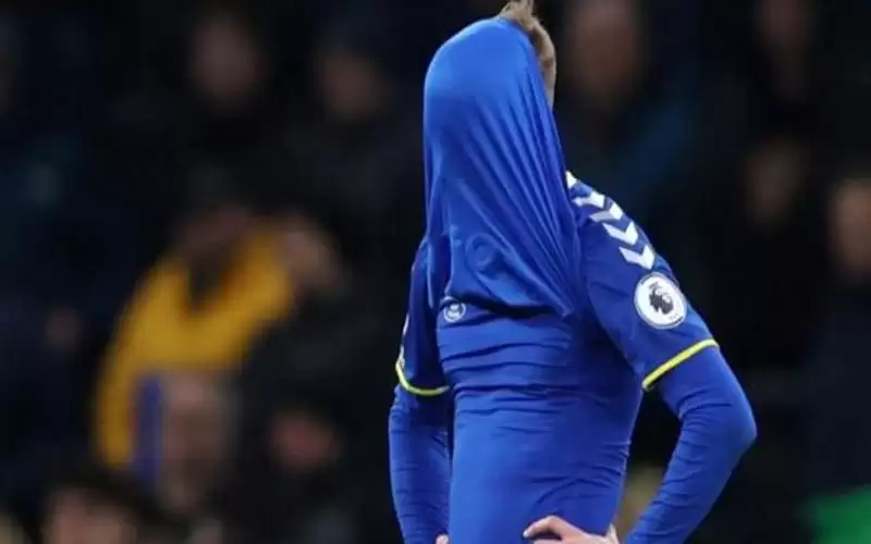 أقدم فرق الدوري الإنجليزي على حافة