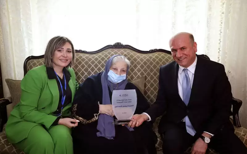 بنك الإسكان يكرم أقدم عميلة بمناسبة
