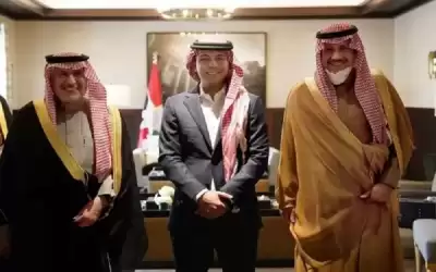 ولي العهد يلتقي السفير السعودي والمشرف