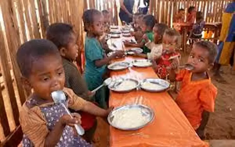 الأطفال هنا لا يعرفون كيف يأكلون: