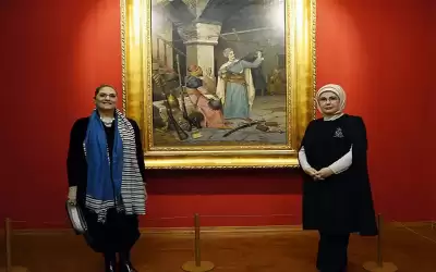 زوجة رئيس إسرائيل تقدم 3 أشياء