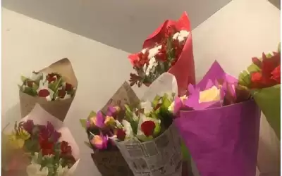 أوكرانية تبقي متجرها لبيع الورود مفتوحا