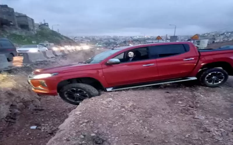 انحراف مركبة في اوتستراد الزرقاء يتسبب