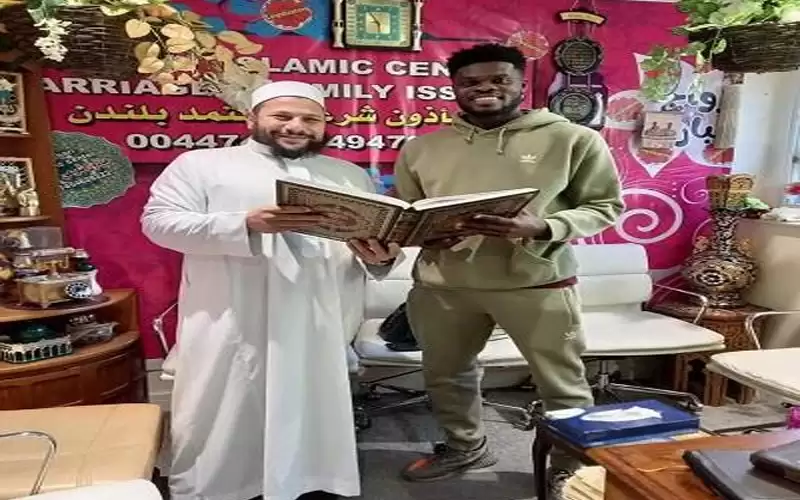 نجم آرسنال توماس بارتي يعتنق الإسلام