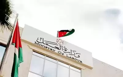 مسؤول أسبق بالعمل: قرار التعطيل يشمل