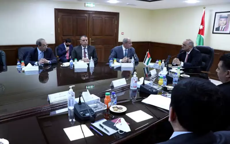 الخصاونة: سنتدخل بالقانون لمنع المغالاة في