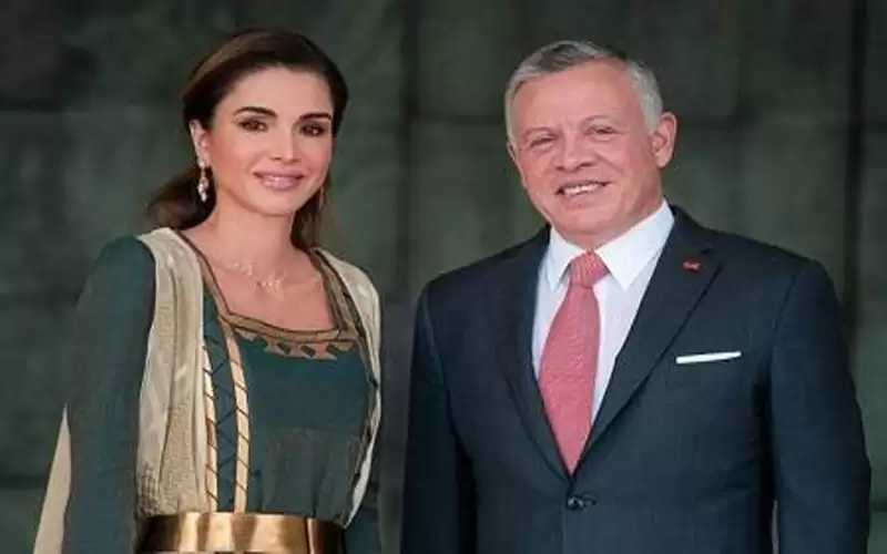 الملك والملكة يكرمان أمهات الشهداء بهدايا