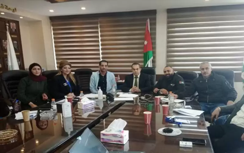 المحامون يرصدون 30 ملاحظة: موظفون يرشدون