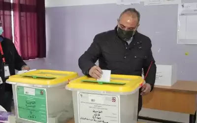 الشواربة يدلي بصوته لانتخابات مجلسي المحافظة